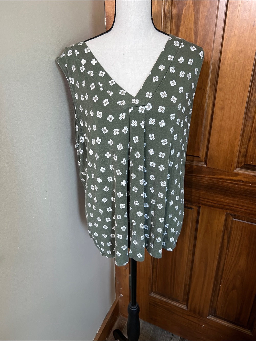 croft & barrow Olive Green Floral V-Neck Sleeveless Tank
